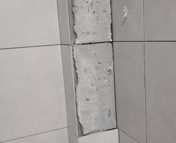 永州市瓷砖空鼓维修公司分享下瓷砖施工前基层浇水润湿程度不足，可能导致以下问题
